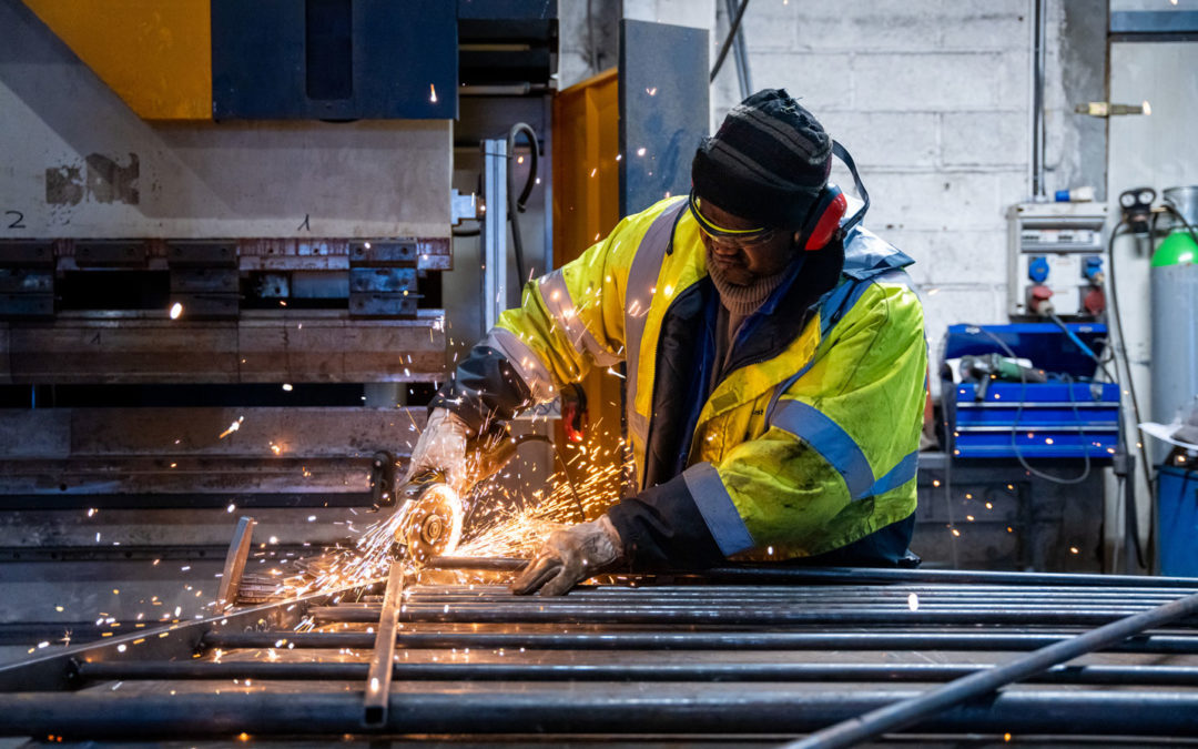 Technicien métallier de l'équipe MRI Industries