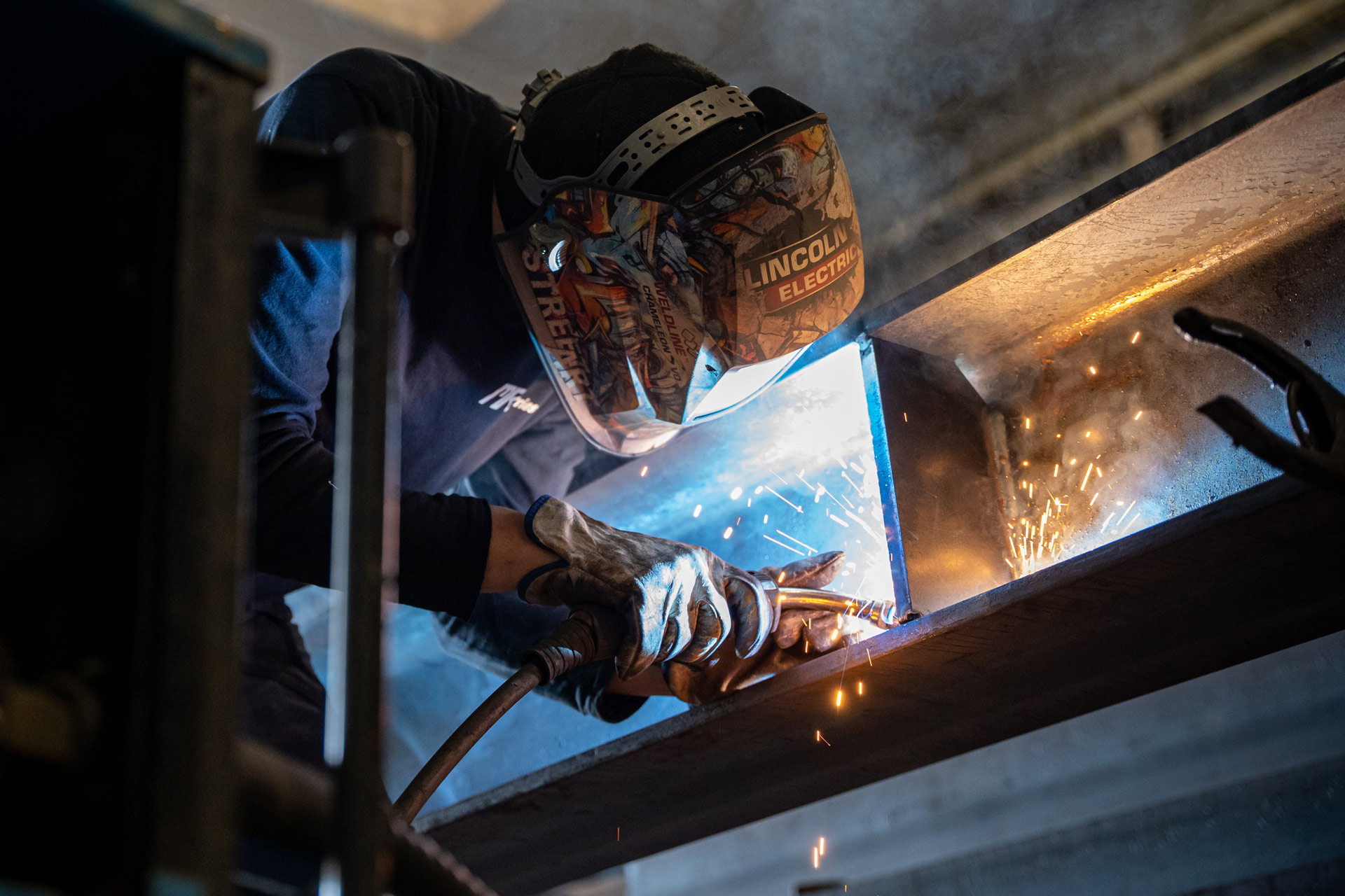 Technicien métallier de l'équipe MRI Industries